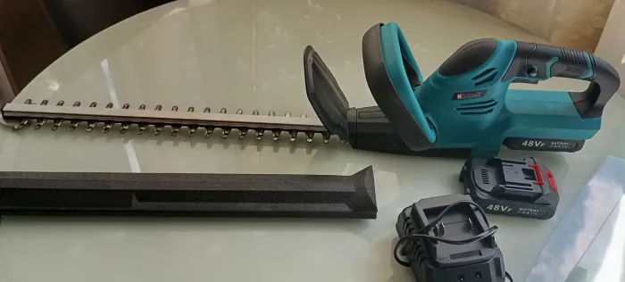 VENDO PODADOR/ APARADOR DE CERCA VIVA COM 2BATERIAS 48V BIVOLT. NAKASAKI. I 