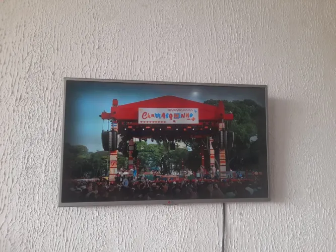 Tv Lg 39" pra desapegar logo