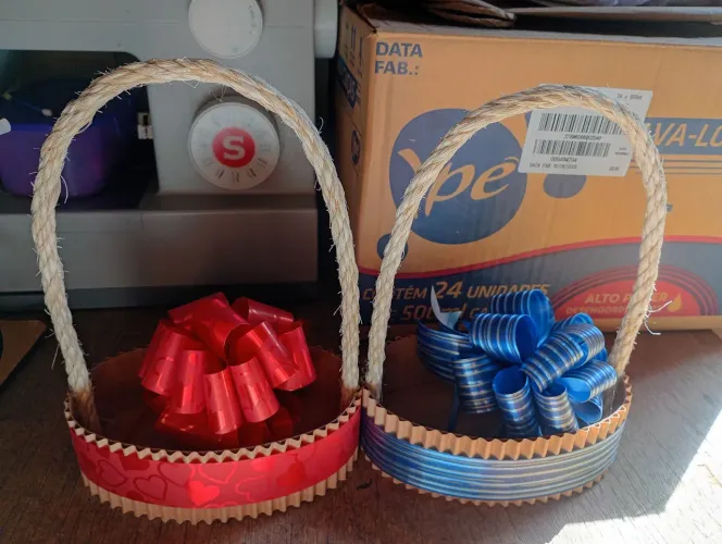 Cestas personalizadas para presente de papelão.