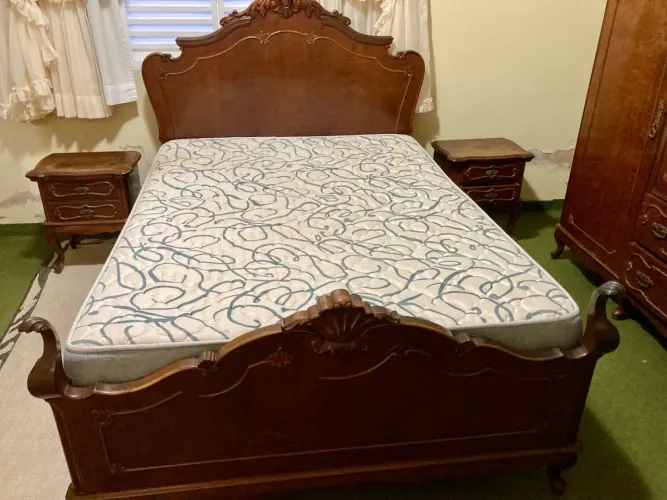Cama de casal com 2 criados (raridade)