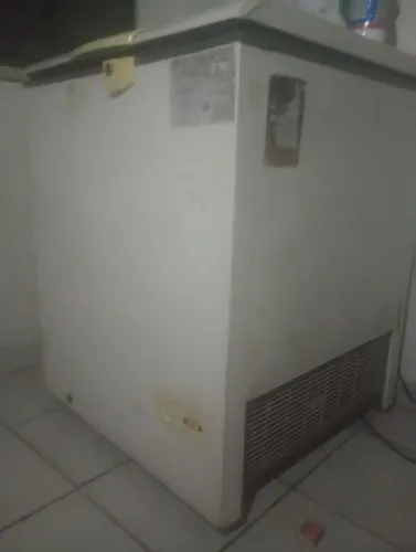 Freezer branca semi nova em ótimas condições pra uso