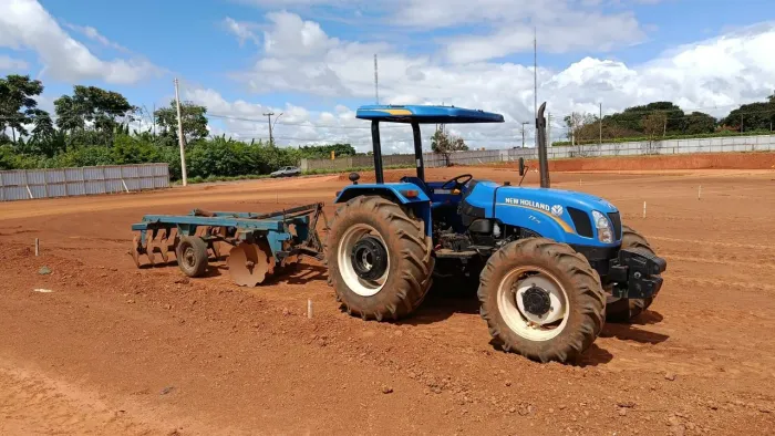 Trator 4x4 New Holland 