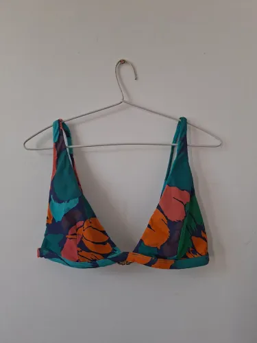 Top de biquíni estampa floral azul, rosa e laranja tamanho P