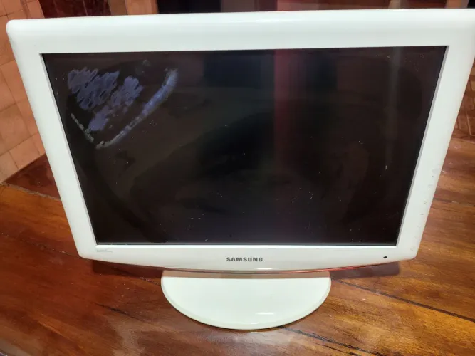 Monitor e TV Samsung, LN19R81W, Branco. Funcionando, mas com problema na tela.