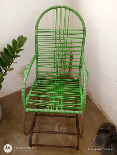 Cadeira de balanço verde pequena.