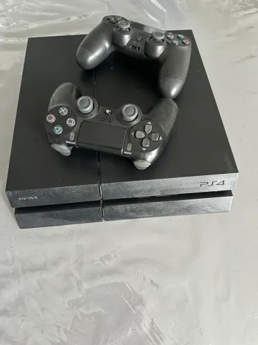 PS4 completo com cabos e dois controle e mais GTA 5 , funcionando tudo em perfeito estado.