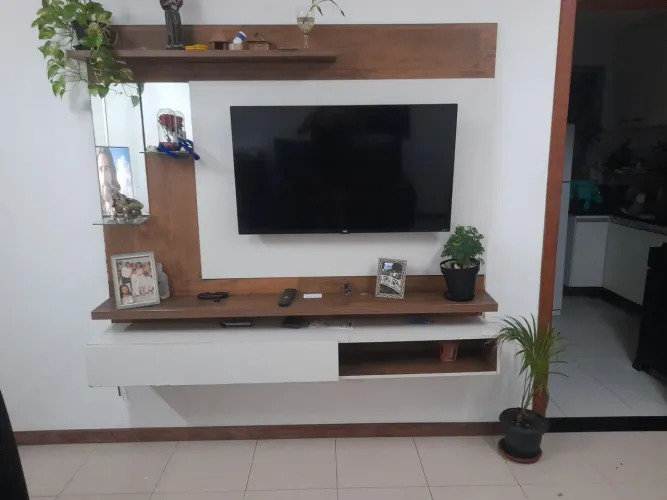 Lindo estante painel com capacidade para tv de 65 polegadas esperado.