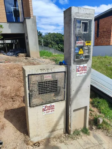 Poste de água e luz