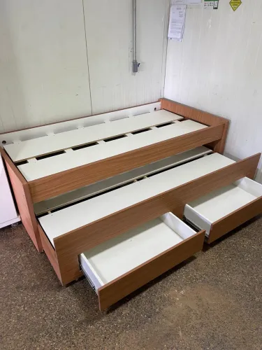 Cama com auxiliar, e gavetas comprada na torre de tv
