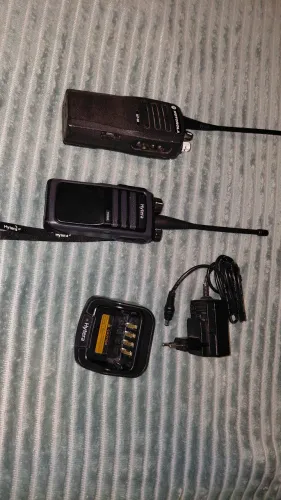 Rádio comunicador da Hytera e Motorola.