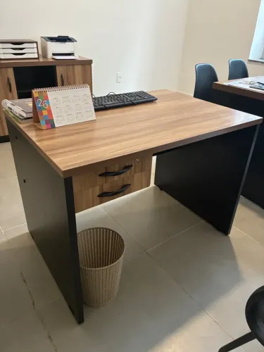 Mesa de computador com 2 gavetas