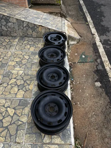 Rodas de ferro? cinco furos aro 15?