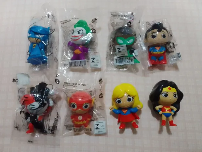 Brinquedos de personagens variados. 