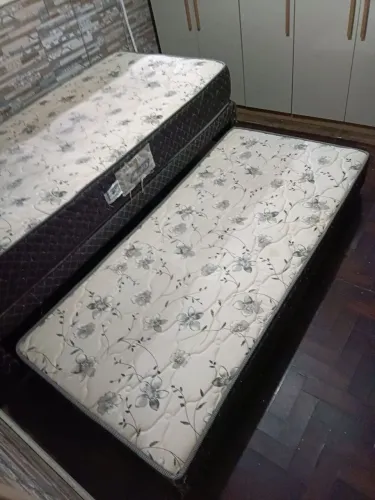 Cama box solteiro com cama auxiliar e colchões de molas