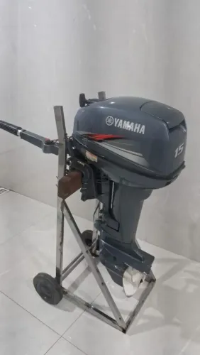 Motor de Popa Yamaha 15 Hp funcionando