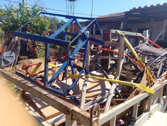 Sucata ferros velho cadeira velha bicicleta velha fogão velho etc 