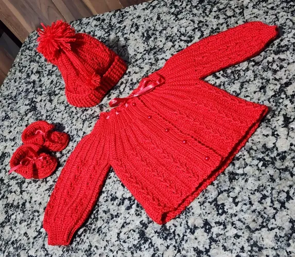 Kit casaquinho sapatinho e touca de crochê ?