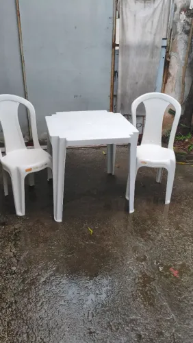 Mesa de plástico com duas cadeiras