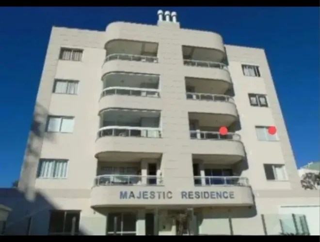 Direto proprietario: apto de frente três quartos, dois banheiros, excelente localização.