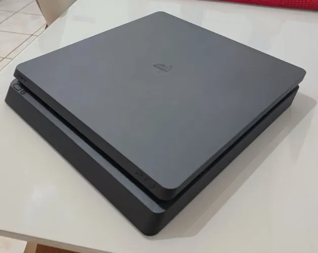 Playstation 4 Slim 1 TB com 2 controles em excelente estado de uso.