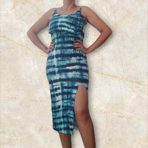 Vestido azul longo com fenda