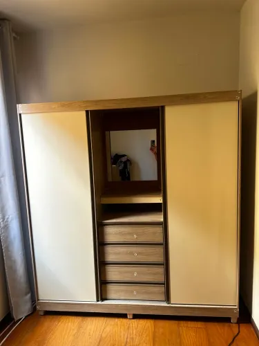 Guarda-roupa Moderno com Espelho