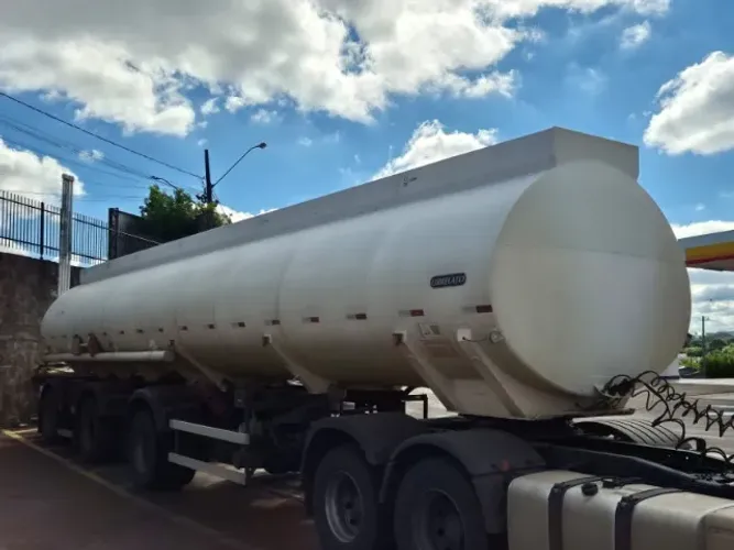 CARRETA TANQUE COMBUSTIVEL