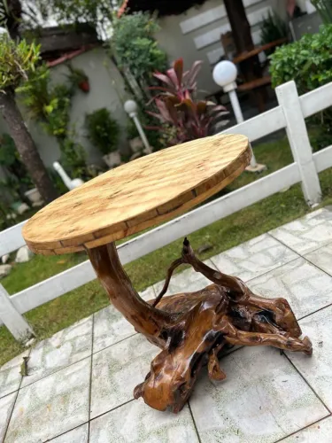 Mesa rústica base feita de raiz