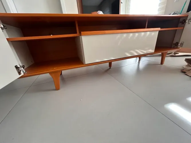 Rack de Madeira Maciça cor com medidas 180x0,40x0,60, em excelente estado de conservação.