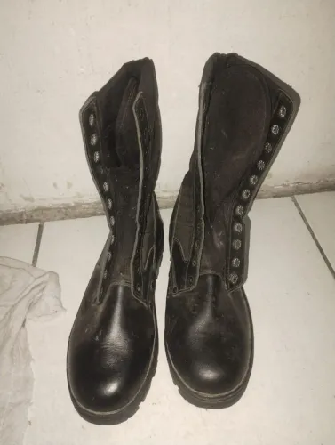 Cuturno esta novo, so um.pouco empoeirado por conta da minha mudança valor 100 reais