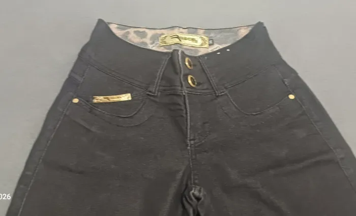 Calça jeans feminina cor escura tamanho 36 semi nova