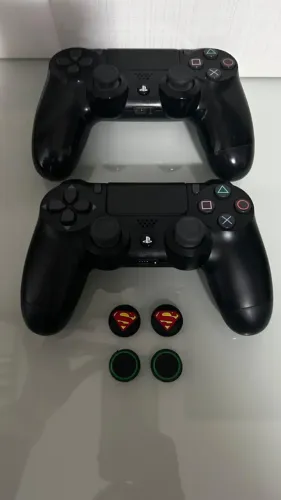 PlayStation 4 Slim 1 TB + 2 Controles + 2 Jogos Originais + 1 Fone