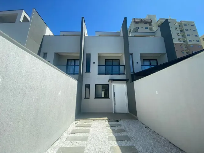 SOBRADOS EM ITAPEMA, TRIPLEX, COM PROJETO DIFERENCIADO, FINANCIÁVEL!!!