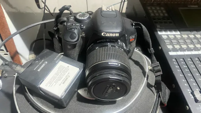 Canon T3i + lente 18-55mm 19k clicks