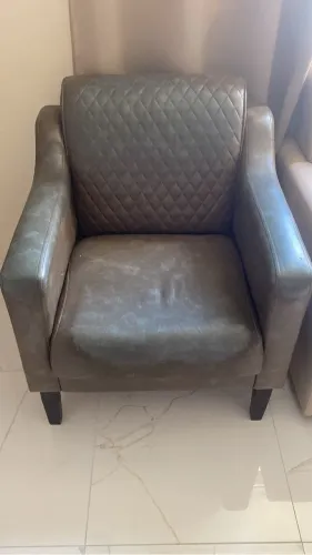 Poltrona em courino. R$150,00