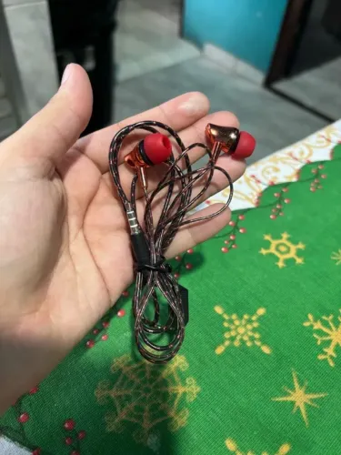 fone de ouvido com fio vermelho