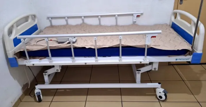 Cama hospitalar DX3 com 3 manivelas. DELLAMED _ USADO