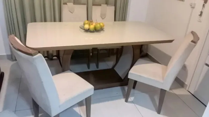 Mesa de jantar com tampo de vidro 1.80x90x80 com 4 cadeiras