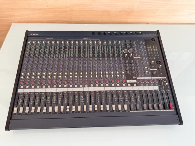 Mesa de Som Yamaha MG24/14FX 24 Canais Profissional