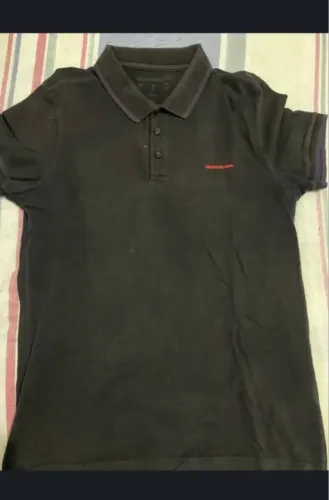Camisa polo preta Calvin Klein usada tamanho P