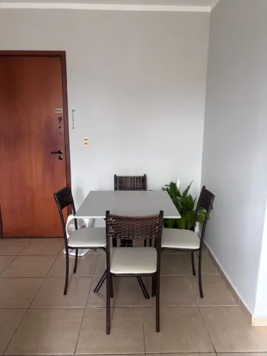 Mesa com 4 Cadeiras em Granito - Excelente Estado