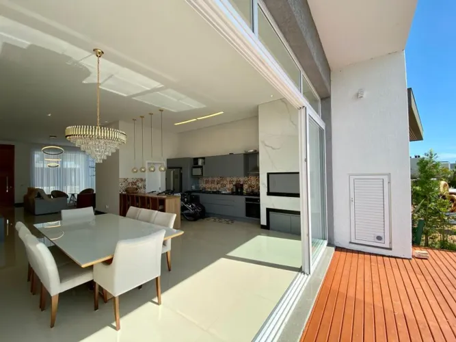 Linda casa beira lago com piscina no melhor condomínio de Capão da Canoa!