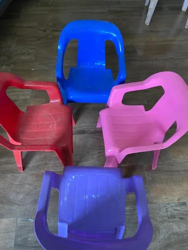 Cadeiras de plástico infantil coloridas