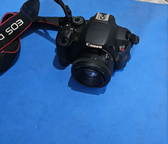canon t5i + lente do kit 18-55mm + lente 50mm canon + 1 bateria e carregador + cartão memo