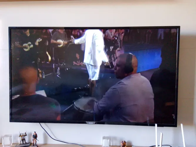 Televisão de 50 peladas smart tv em ótimas condições tela de cinema