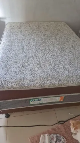 Cama de casal com molas ensacadas 