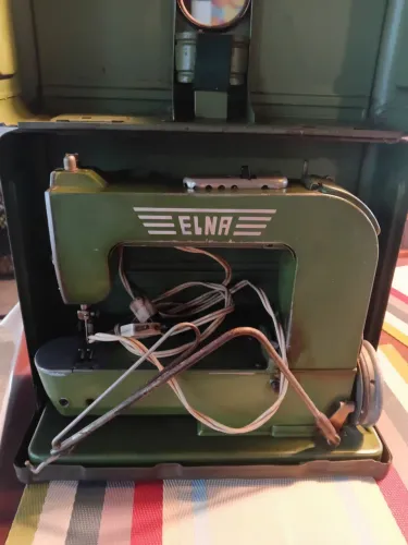 Máquina de Costura Portátil da marca ELNA