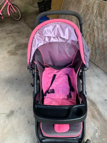 Carrinho de bebê menina