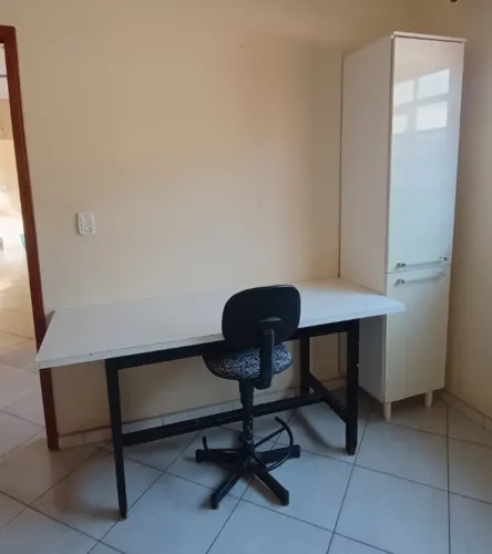 Estação de Serviço/Trabalho: Mesa Bancada + Cadeira Alta Giratória + Armário Multiuso