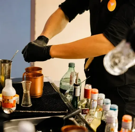 BARTENDER GARÇOM >71) 9_9_2_3_2-5_3_0_1